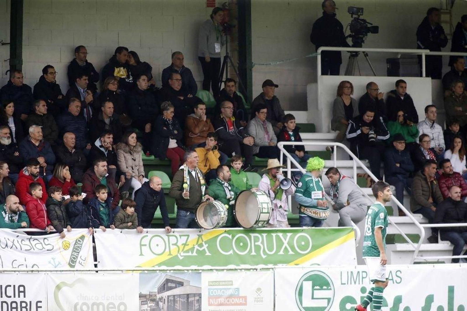 Los 'Coruxistas del frío' vinieron desde Burgos a presenciar el derbi y se ubicaron junto al sector más animoso de la afición del Coruxo.