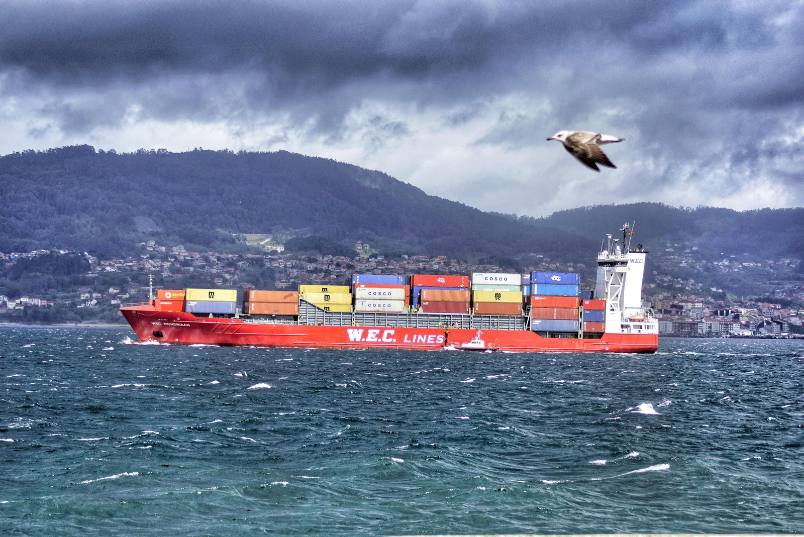 Un portacontenedores navegando por la Ría de Vigo tras operar en Guixar.