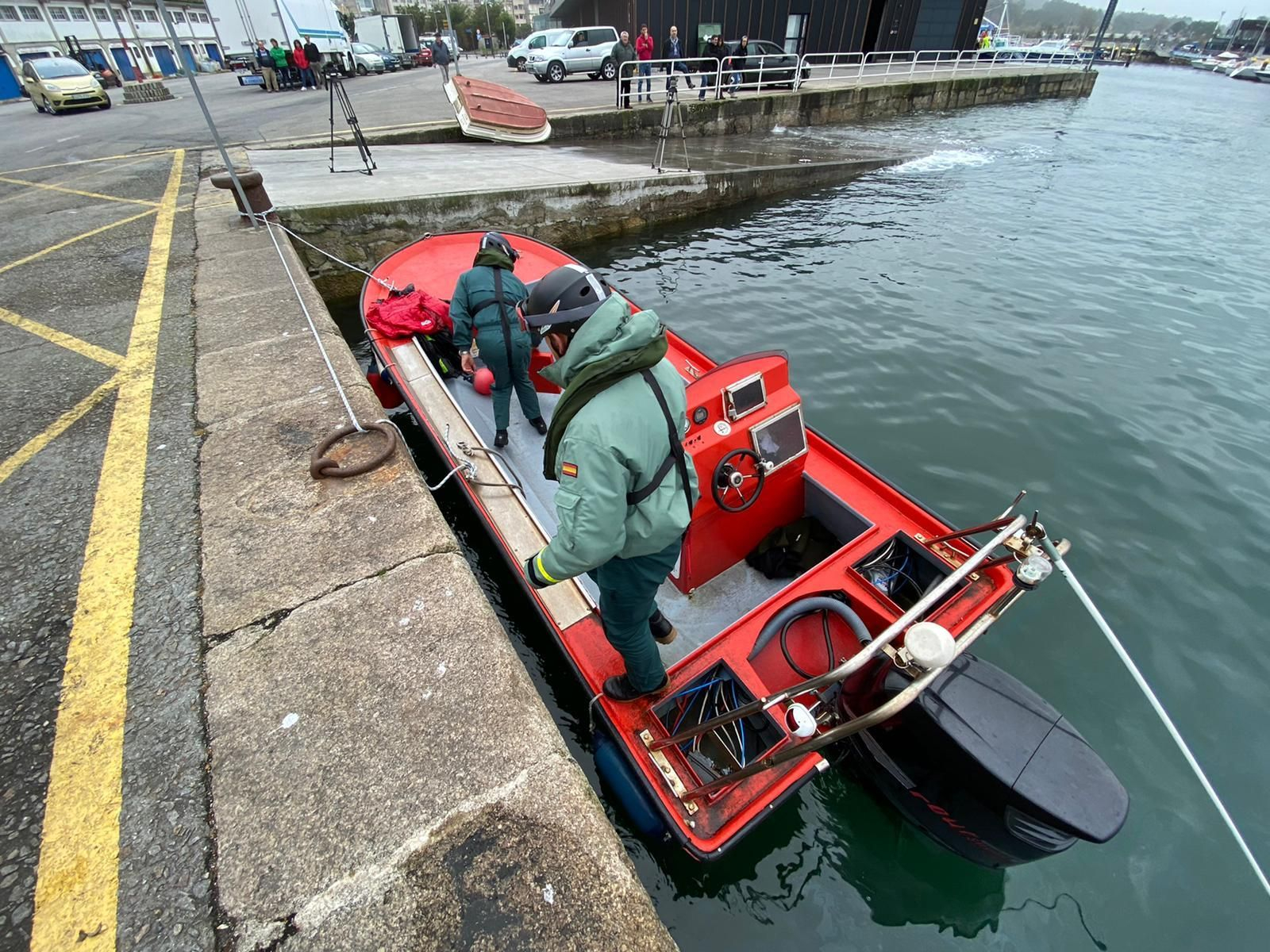 La planeadora zozobró por un golpe de mar cuando faenaba en las inmediaciones de la isla de Ons.