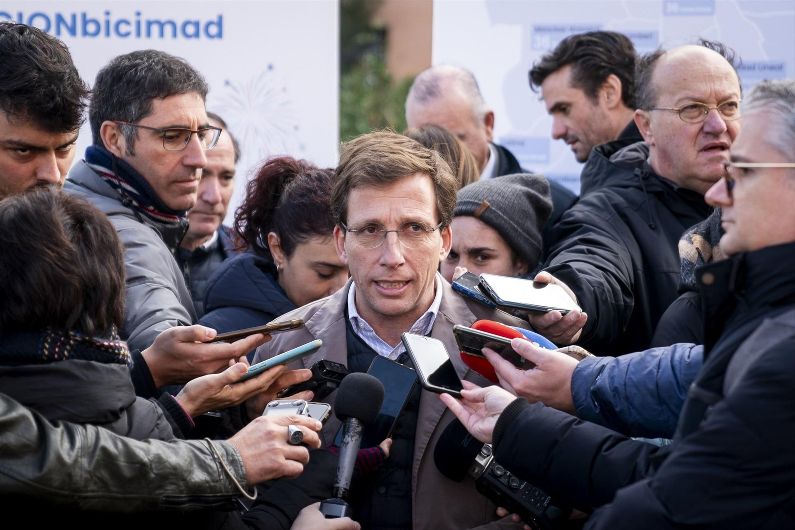 El alcalde de Madrid, José Luis Almedida, atiende a los medios en San Blas.