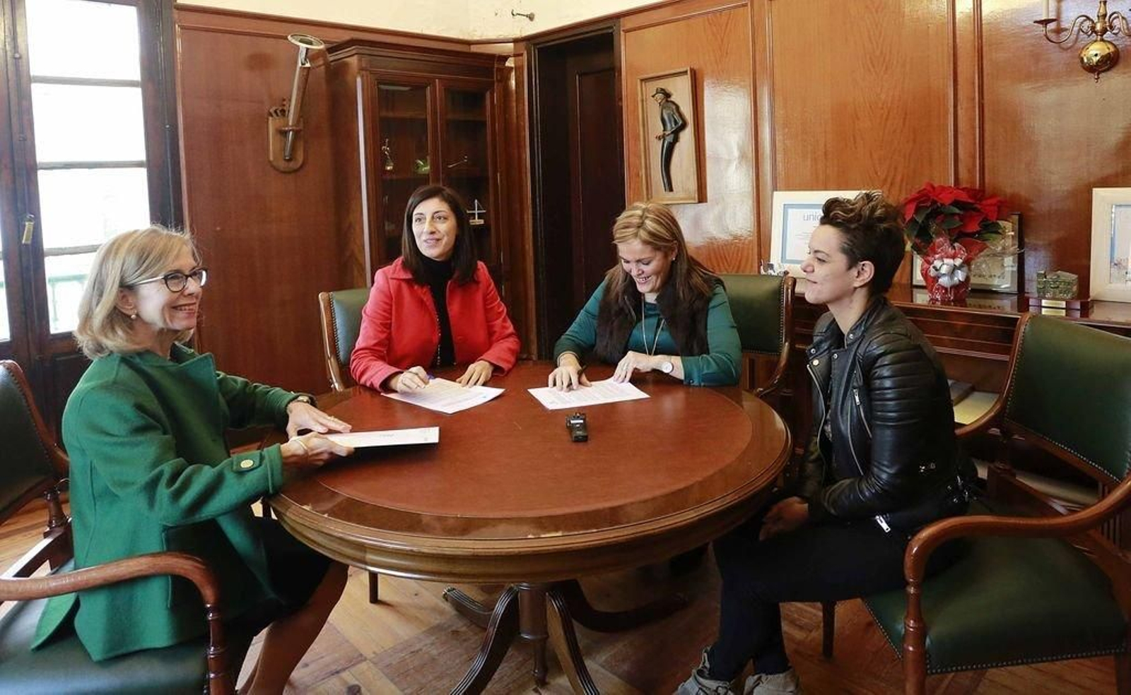 La conselleira Ángeles Vázquez, la alcaldesa Digna Rivas y la concejala María Castro, ayer en la firma del convenio.