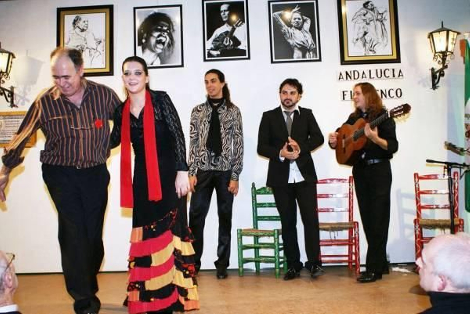 Antonio Pérez hace la presentación de los artistas.