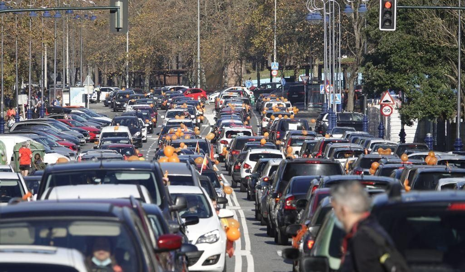 Centenares de coches recorren Vigo en protesta contra la reforma educativa9