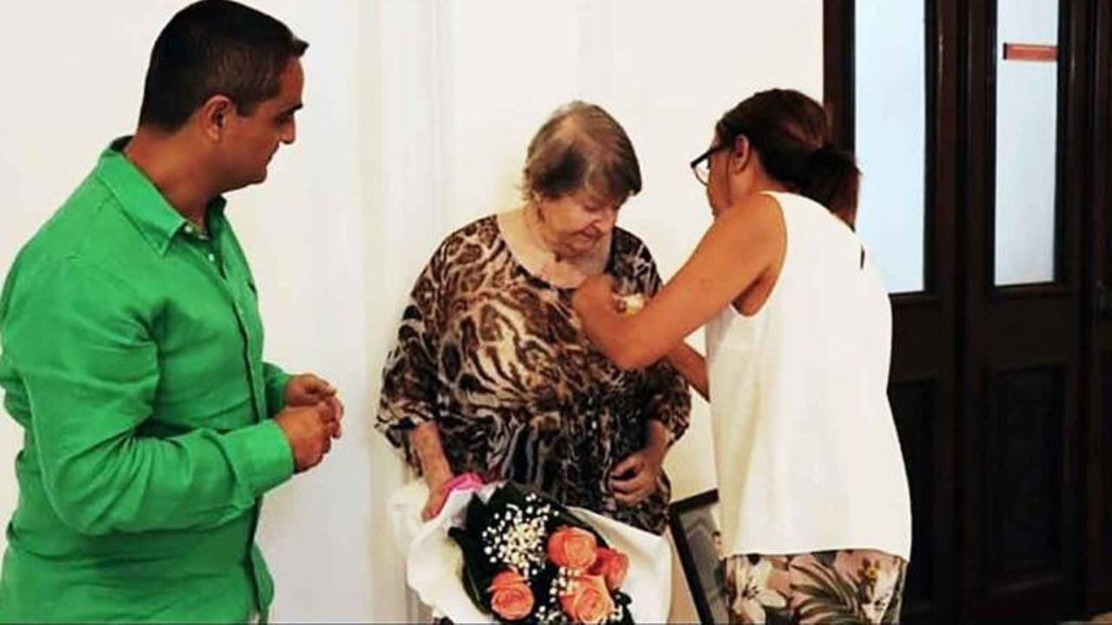 Laura López, poniendo la insignia de la Orden de Isabel la Católica a Carmen Almodóvar Muñoz