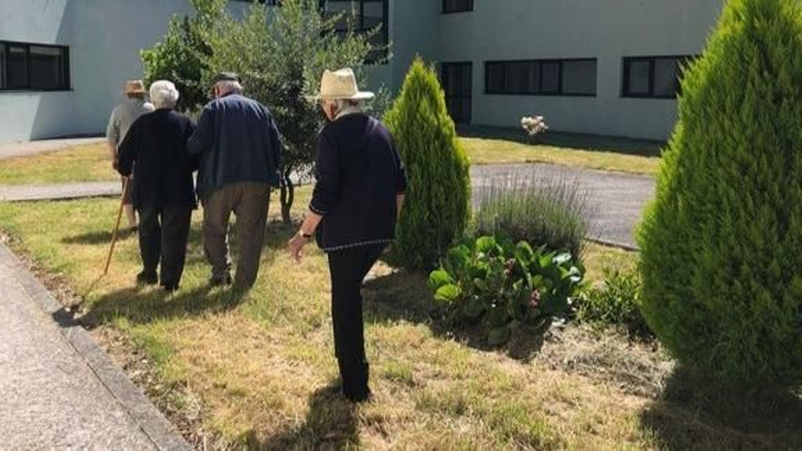 Usuarios del Centro Residencial Tercera Edad Esgos, en el jardín (ayer).