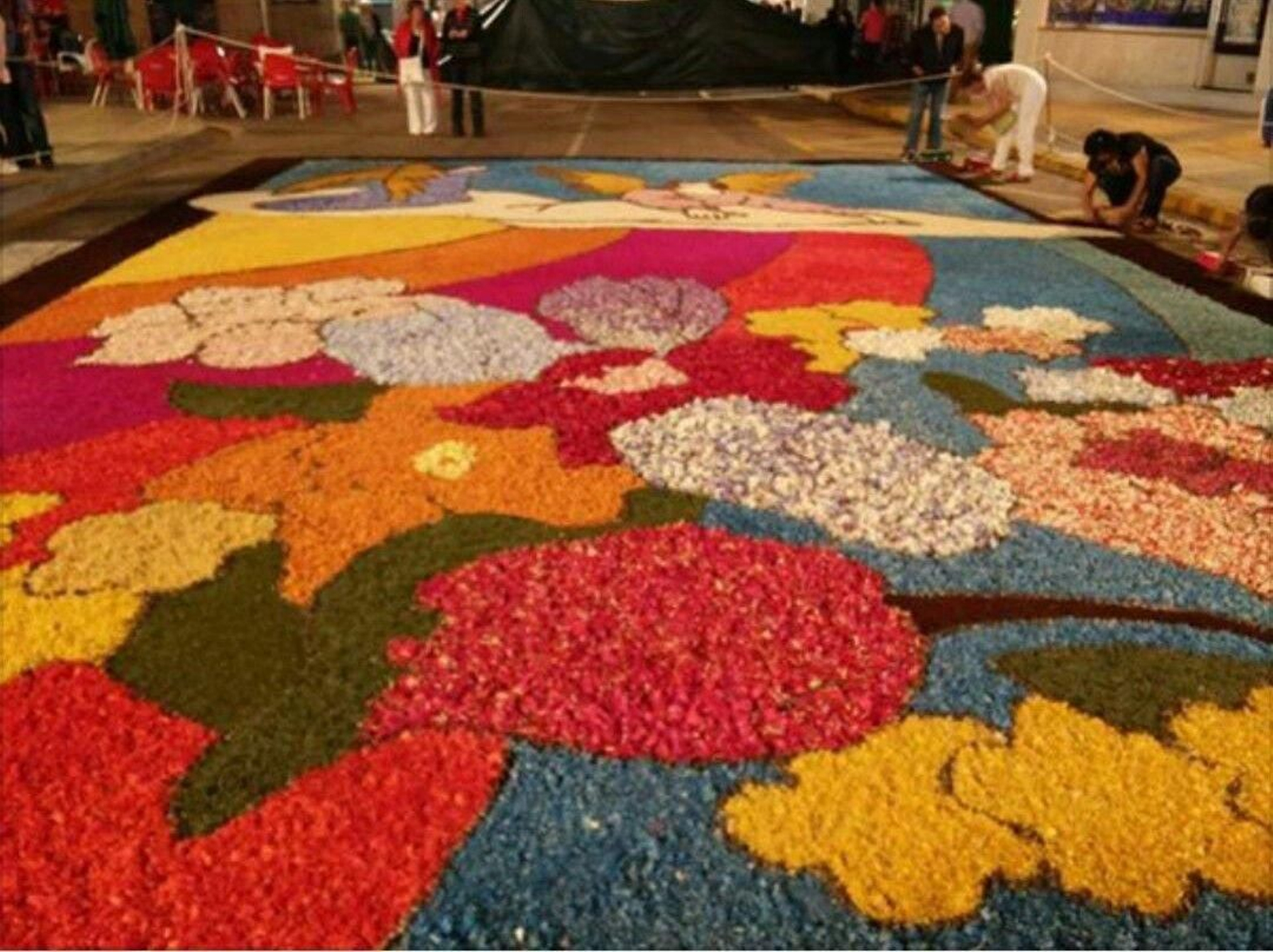 Miles de toneladas de materiales verdes y flores para las 21 alfombras de Corpus este año.