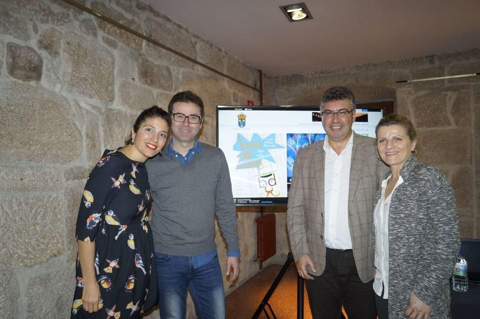 El alcalde Javier Bas y el edil Julio Mougán con los creadores de la nueva web.