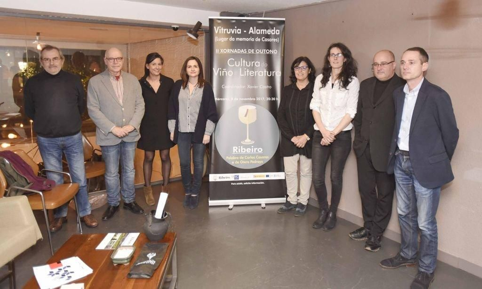 Xavier Castro e Cristina Alcalá (segundo e terceira pola esquerda) participaron no brindis por Carlos Casares con amigos do escritor.