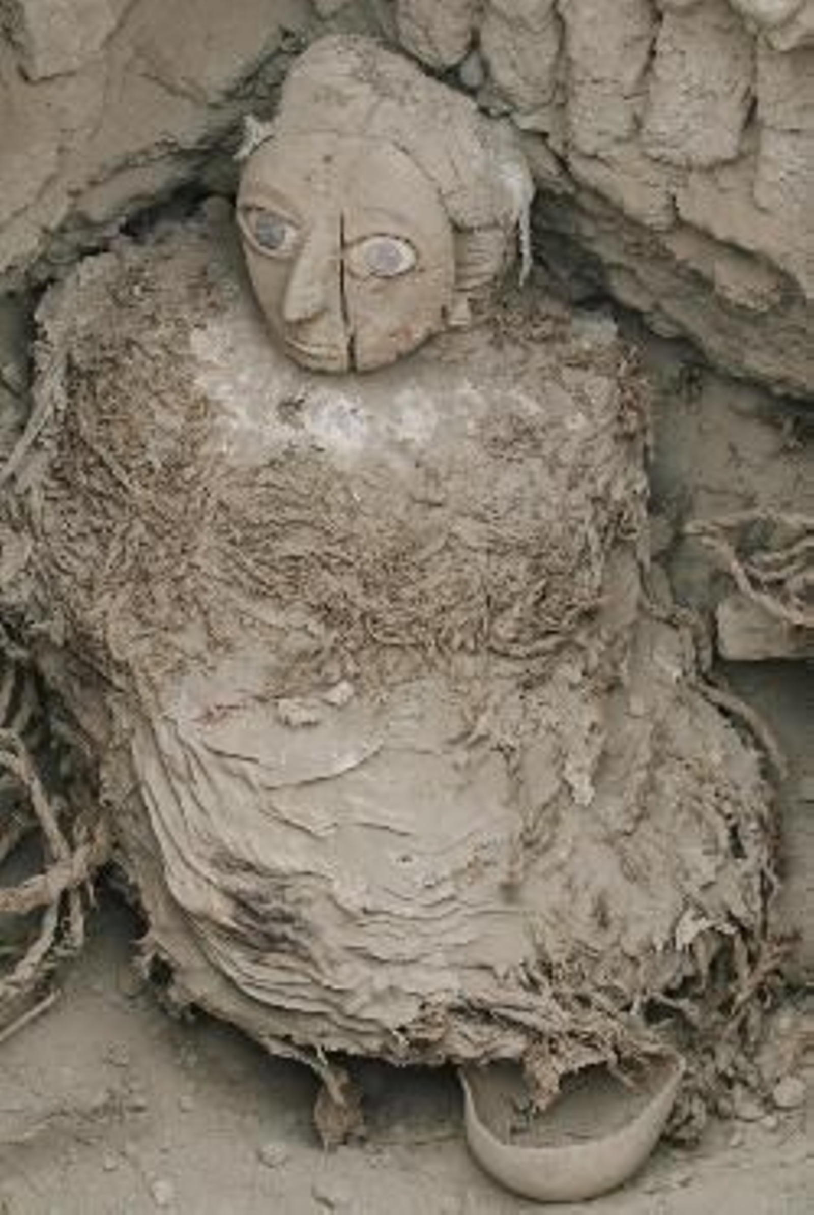 Vista de la momia desenterrada ayer.