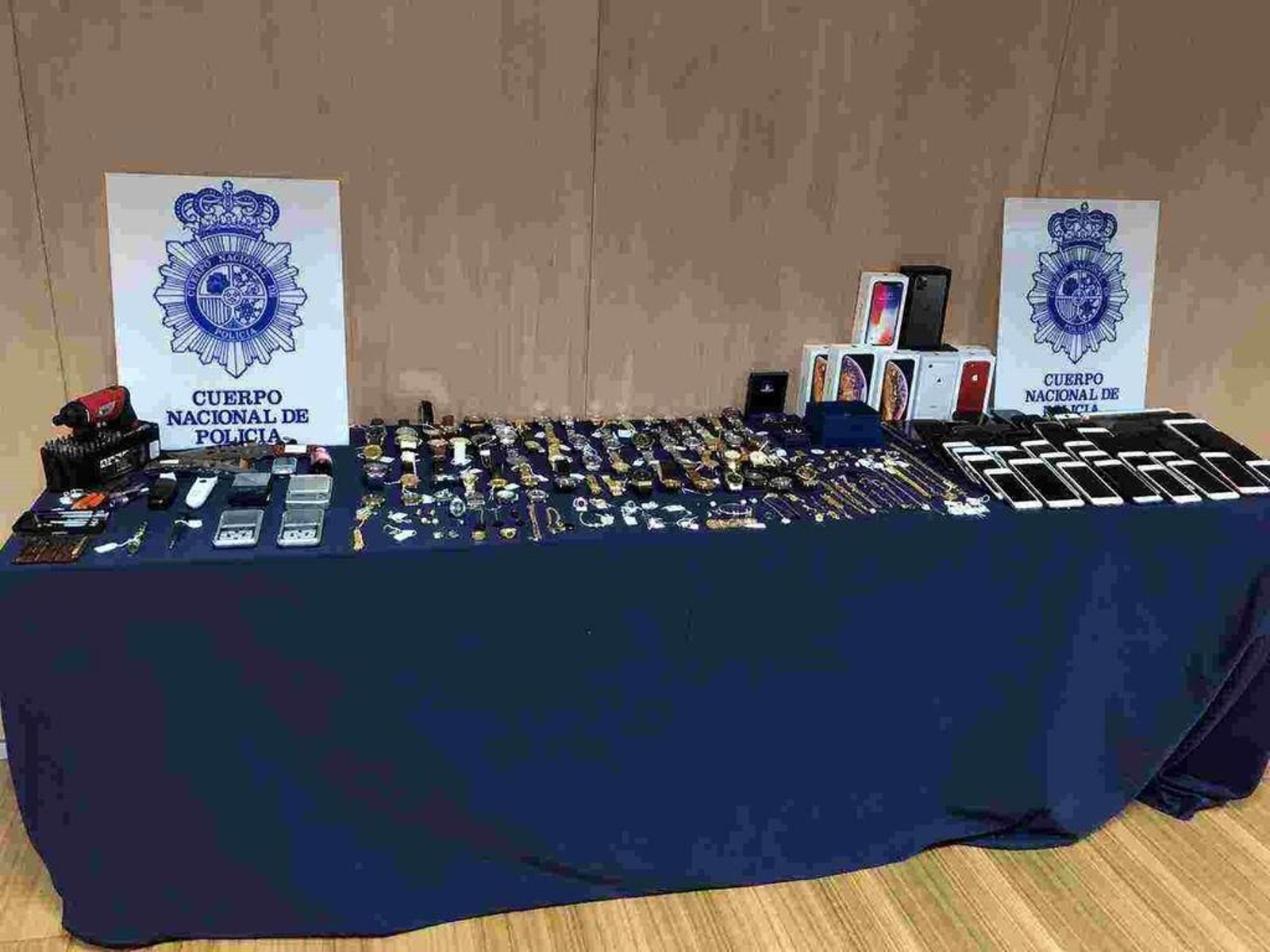 Parte de los efectos incautados al clan familiar rumano en la operación policial.