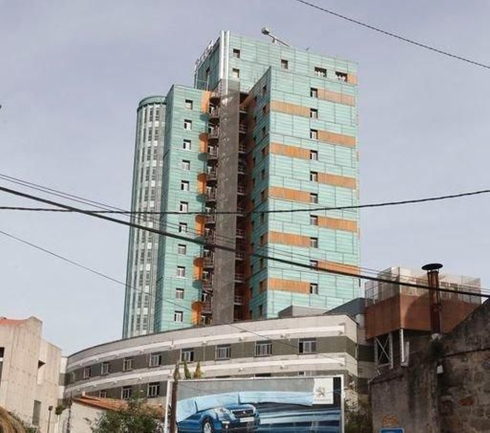 El amianto se localizó en el edificio curvo ante la torre.