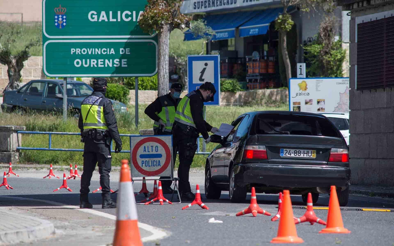 Control transfronterizo de la Policía Nacional en la frontera hispano-lusa en Feces de Abaixo (Verín). EFE/Brais Lorenzo