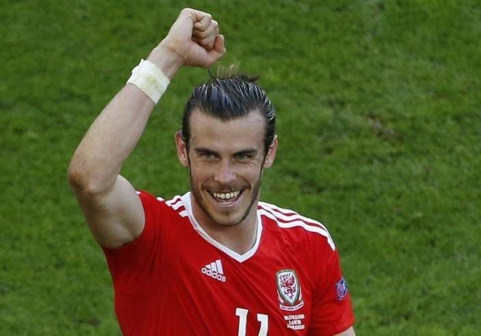 Gareth Bale celebra la victoria de Gales ante Eslovaquia.
