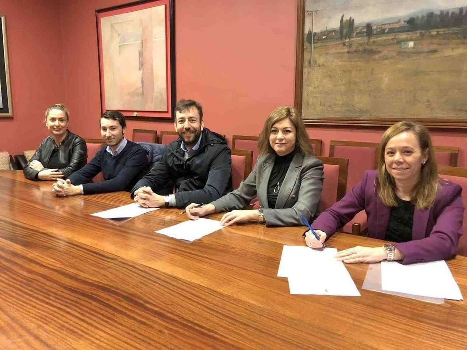 El alcalde Vázquez Padín y el edil de Cultura durante la firma del convenio de colaboración,