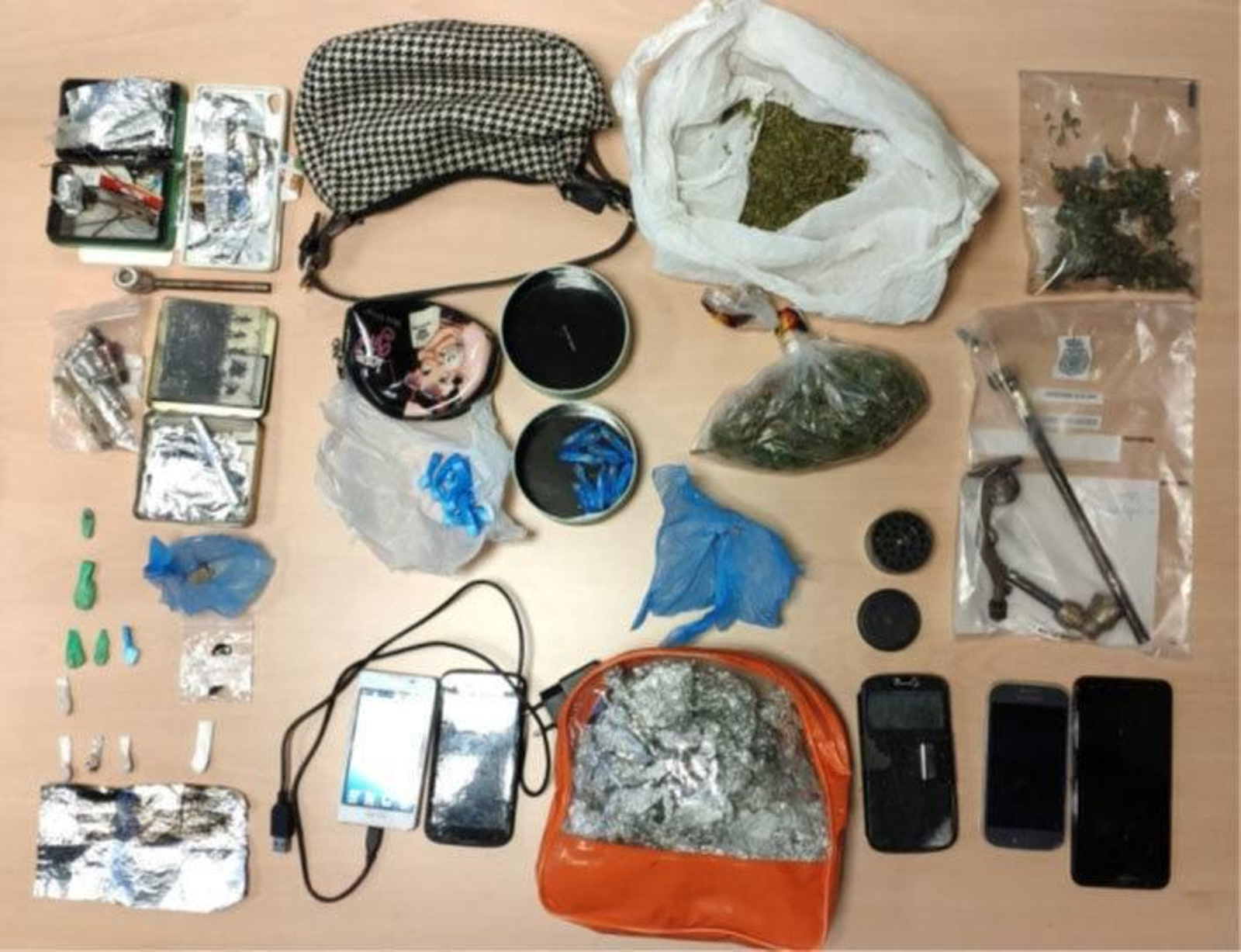 Parte del material incautado