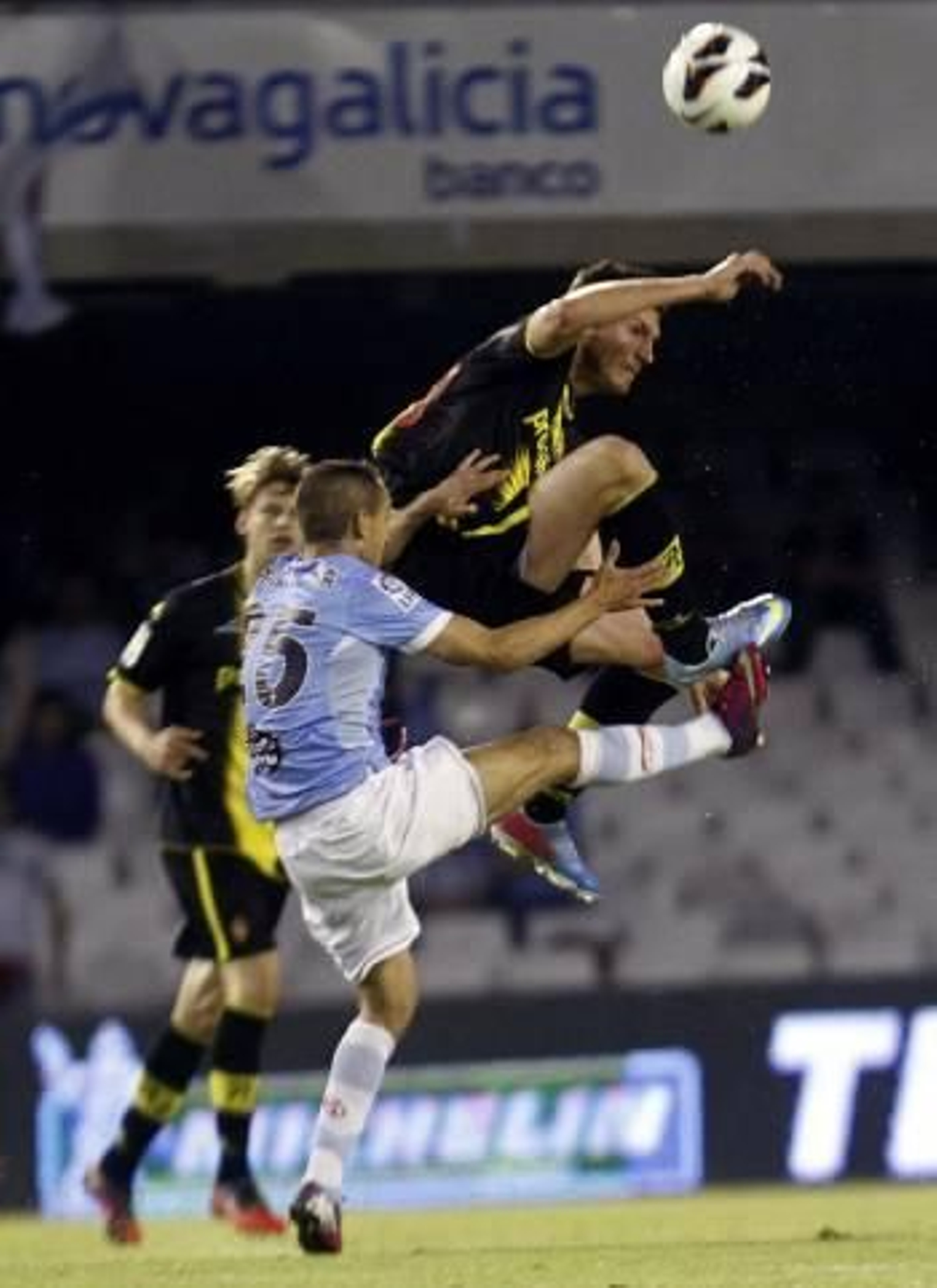 Natxo Insa pelea la pelota con Sapunaru. (Foto: SALVADOR SAS)