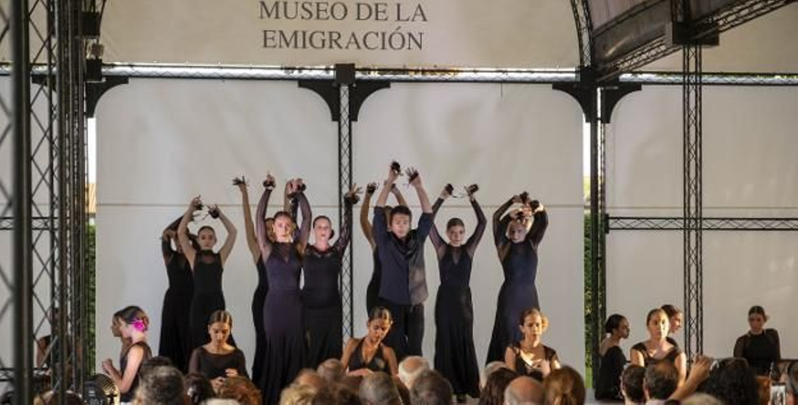 El Museo de la Emigración de Colombres acoge un espectáculo de danza.