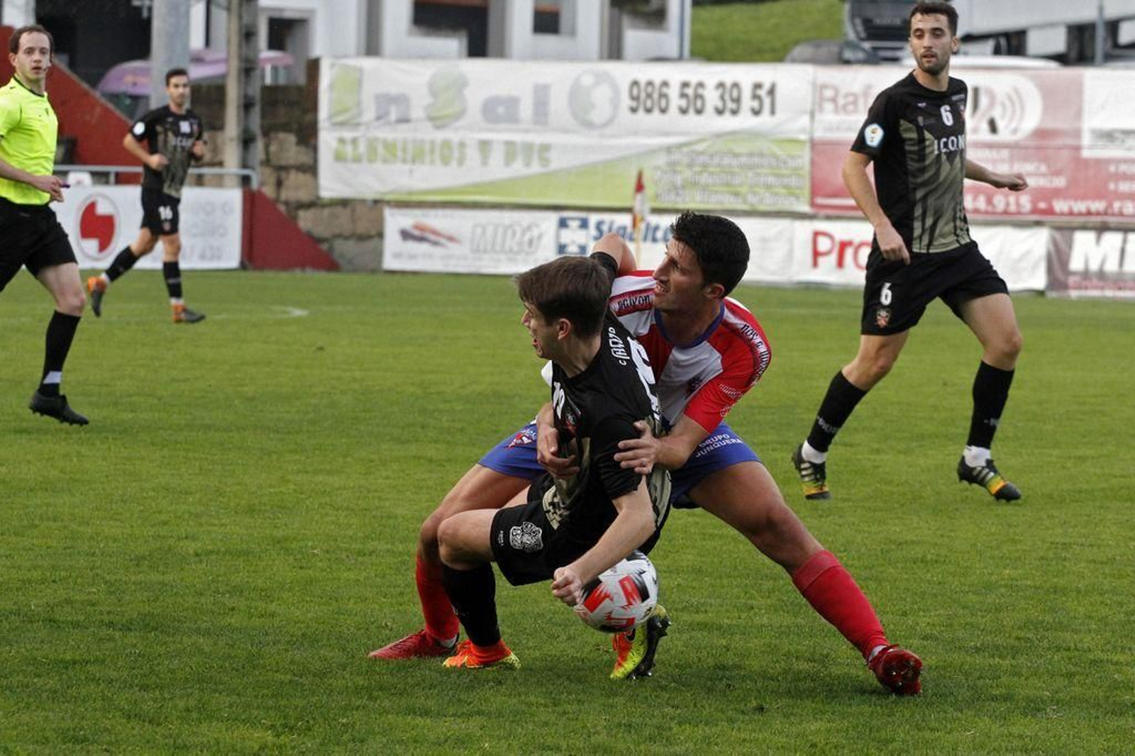Óscar Gil cae objeto de falta ante la mirada de Alberto Suárez.
