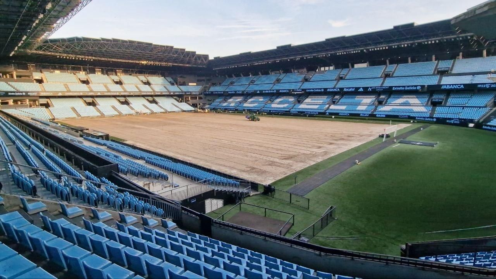 El Celta cambia de nuevo el césped de Balaídos. Una imagen de este martes 30 de enero. // J.V. Landín