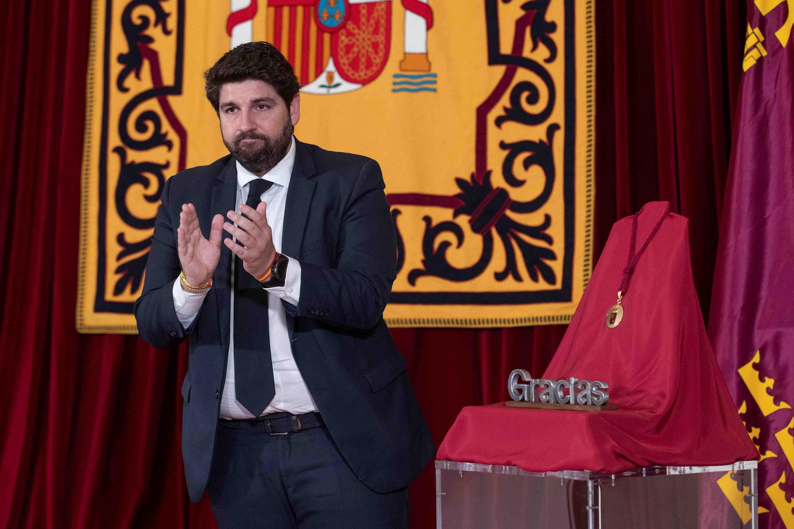 El presidente de Murcia, Fernando López Miras, entregado simbólicamente el Día de la Región de Murcia, un ramo de flores y la medalla de oro a "todos y cada uno" de los habitantes de la comunidad por haber sido "ejemplo" para toda España a la hora de afrontar la pandemia. EFE/Marcial Guillén