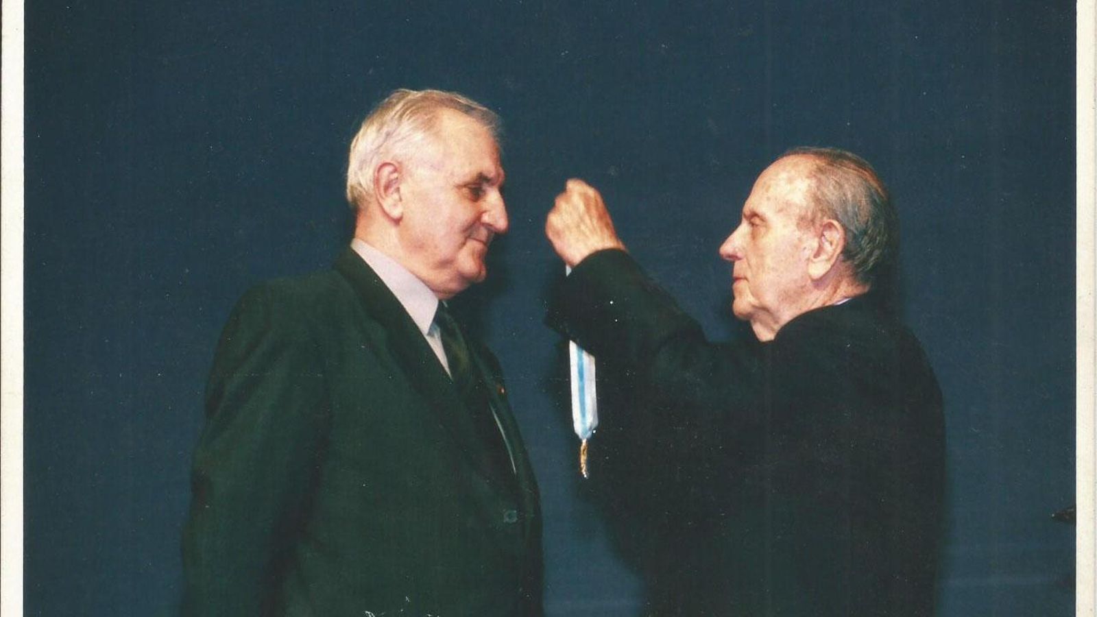 Elías Fernández Pato recibiendo en 2002 la medalla de bronce de la Xunta de Galicia, en Santiago de Compostela, de manos del presidente Manuel Fraga Iribarne