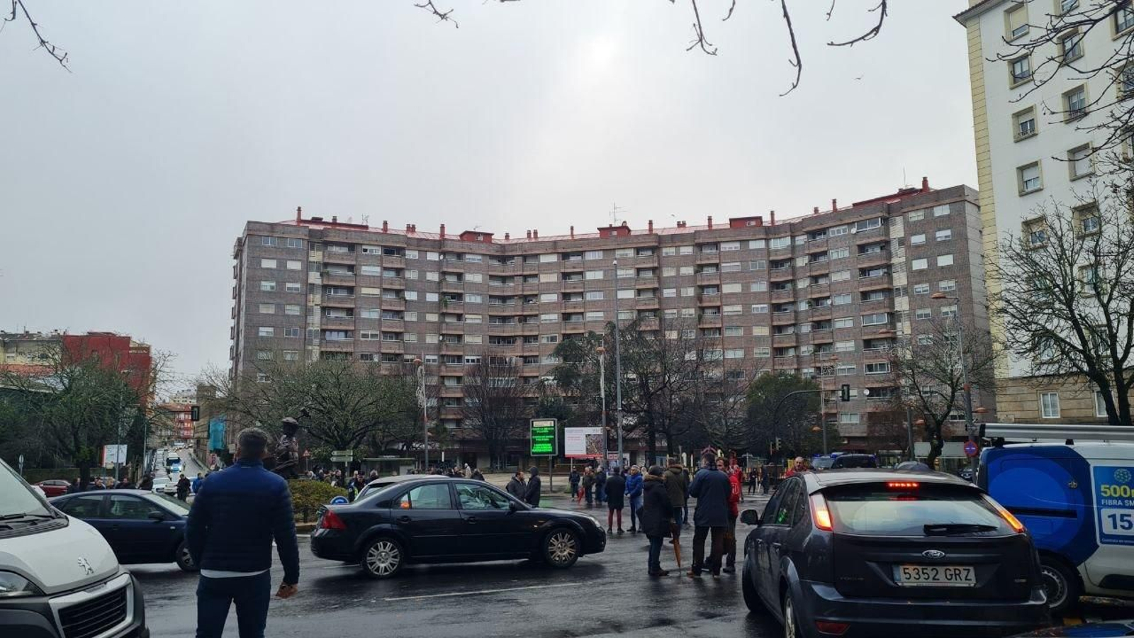 Vehículos parados en la Praza da Industria por la manifestación de Vitrasa.