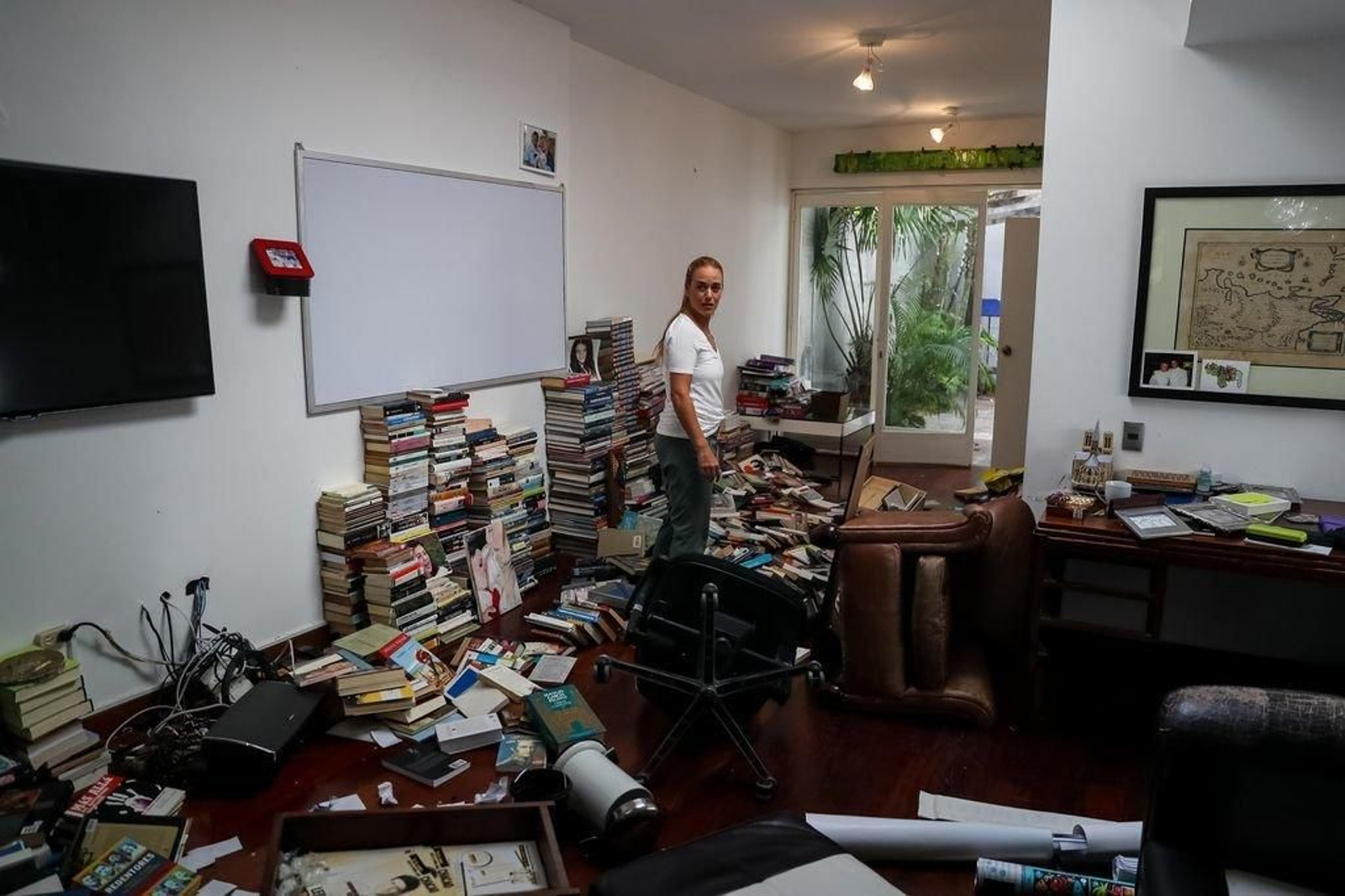 Lilian Tintori, esposa de López, observa el estado en que quedó su vivienda.