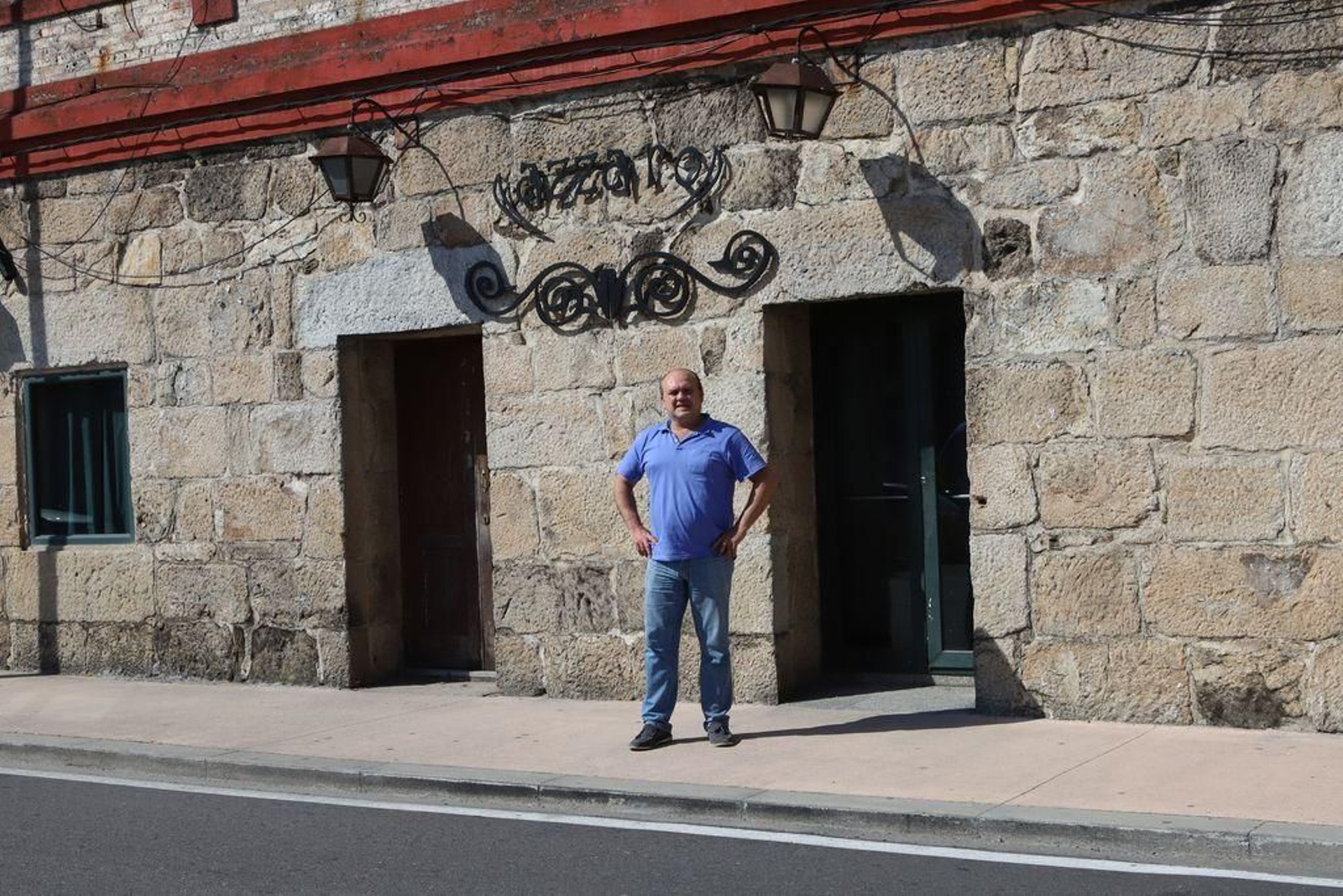 Miguel Ángel Jorge Álvarez a las puertas de su establecimiento del que lleva al frente desde hace 19 años.