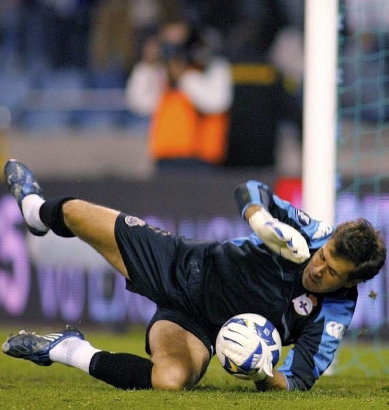 El portero del Deportivo, Aranzubía, en el momento de atajar uno de los penaltis.  (Foto: Cabalar)