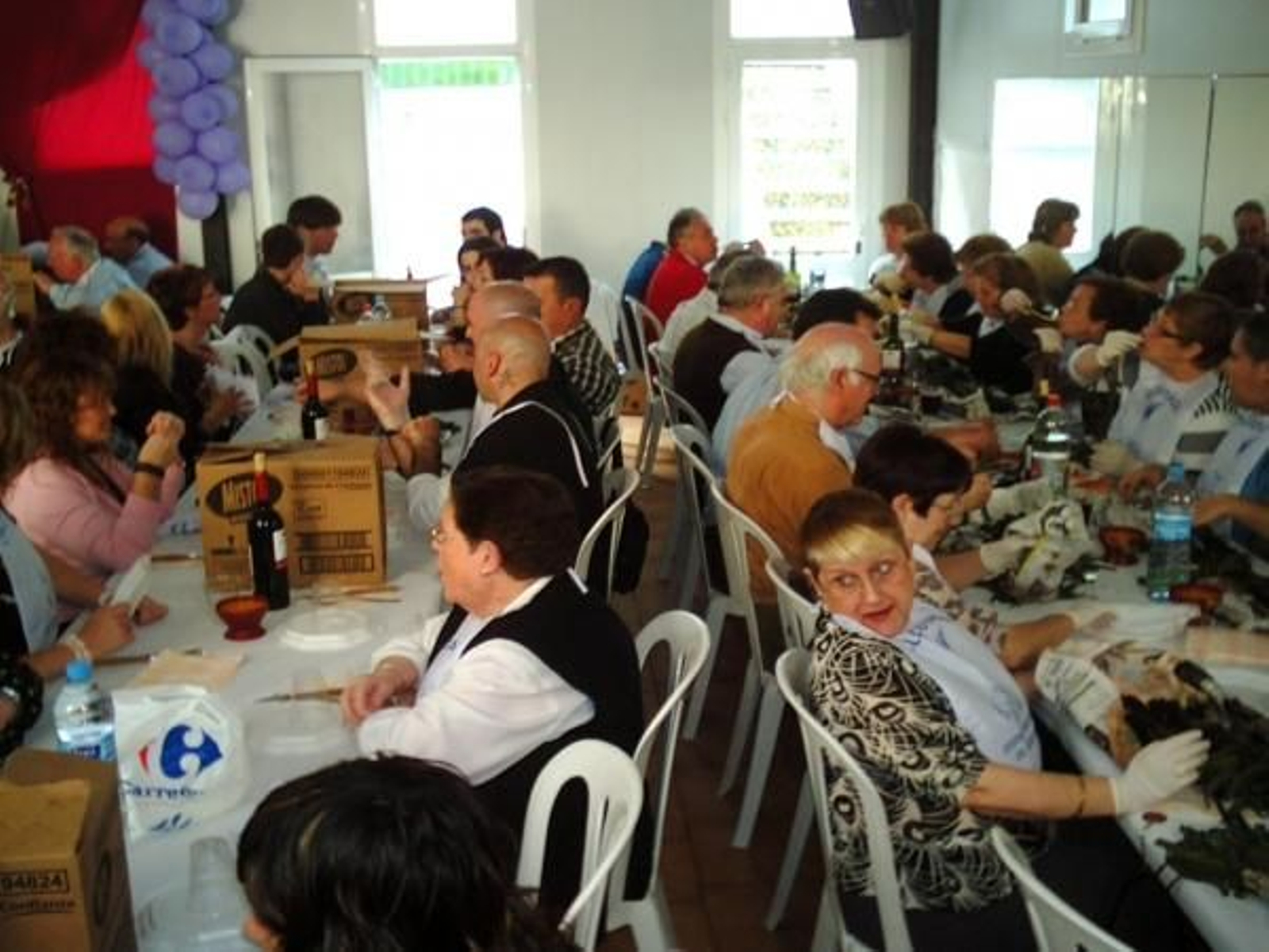 Asistentes a la 'calçotada' en el Centro Aragonés de Badalona.