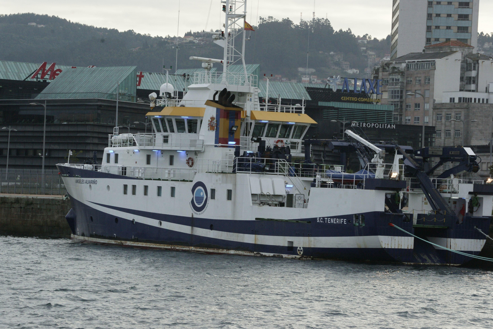 El buque oceanográfico descansa en aguas de la Ría de Vigo, donde tiene su base.