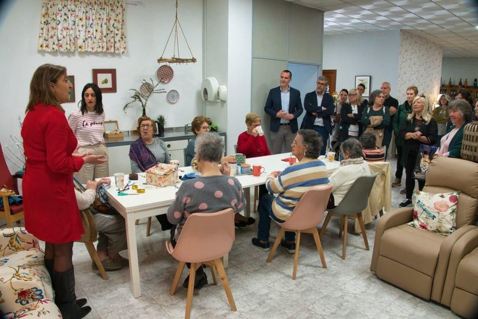 La directora del centro, Ángeles Álvarez, ayer en la jornada de puertas abiertas con autoridades políticas.
