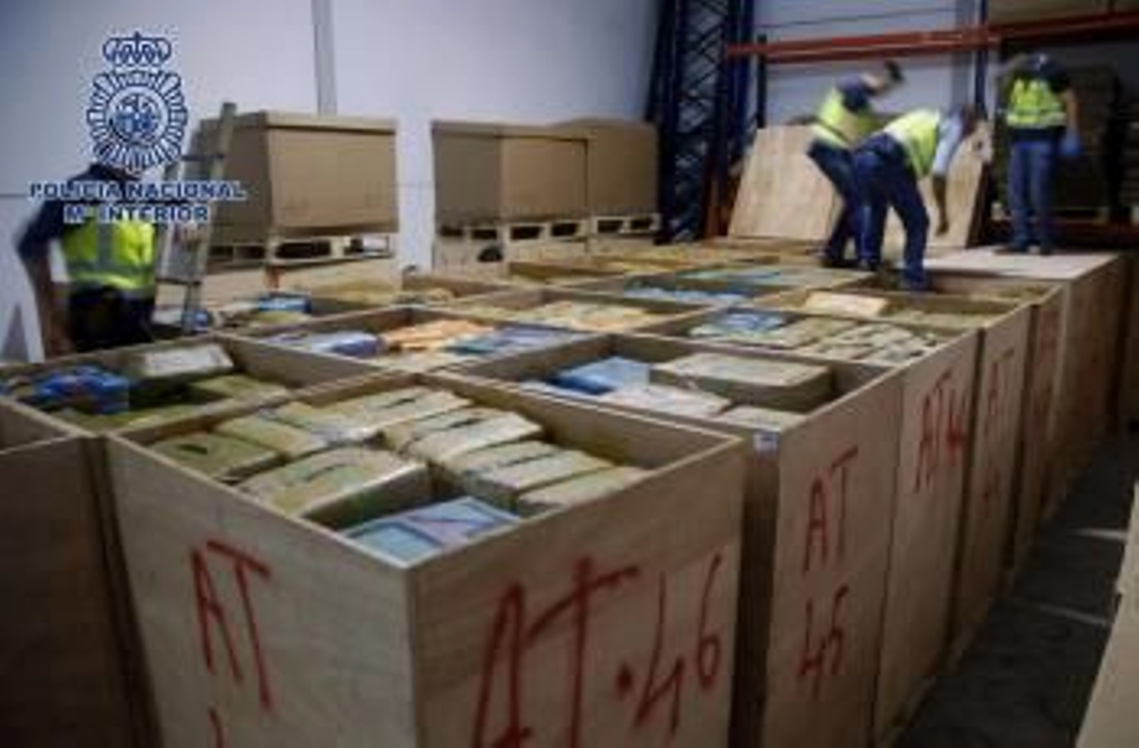 Imagen facilitada por la Policía Nacional de parte de las 52 toneladas de hachís incautadas durante el fin de semana en una nave industrial de Córdoba.