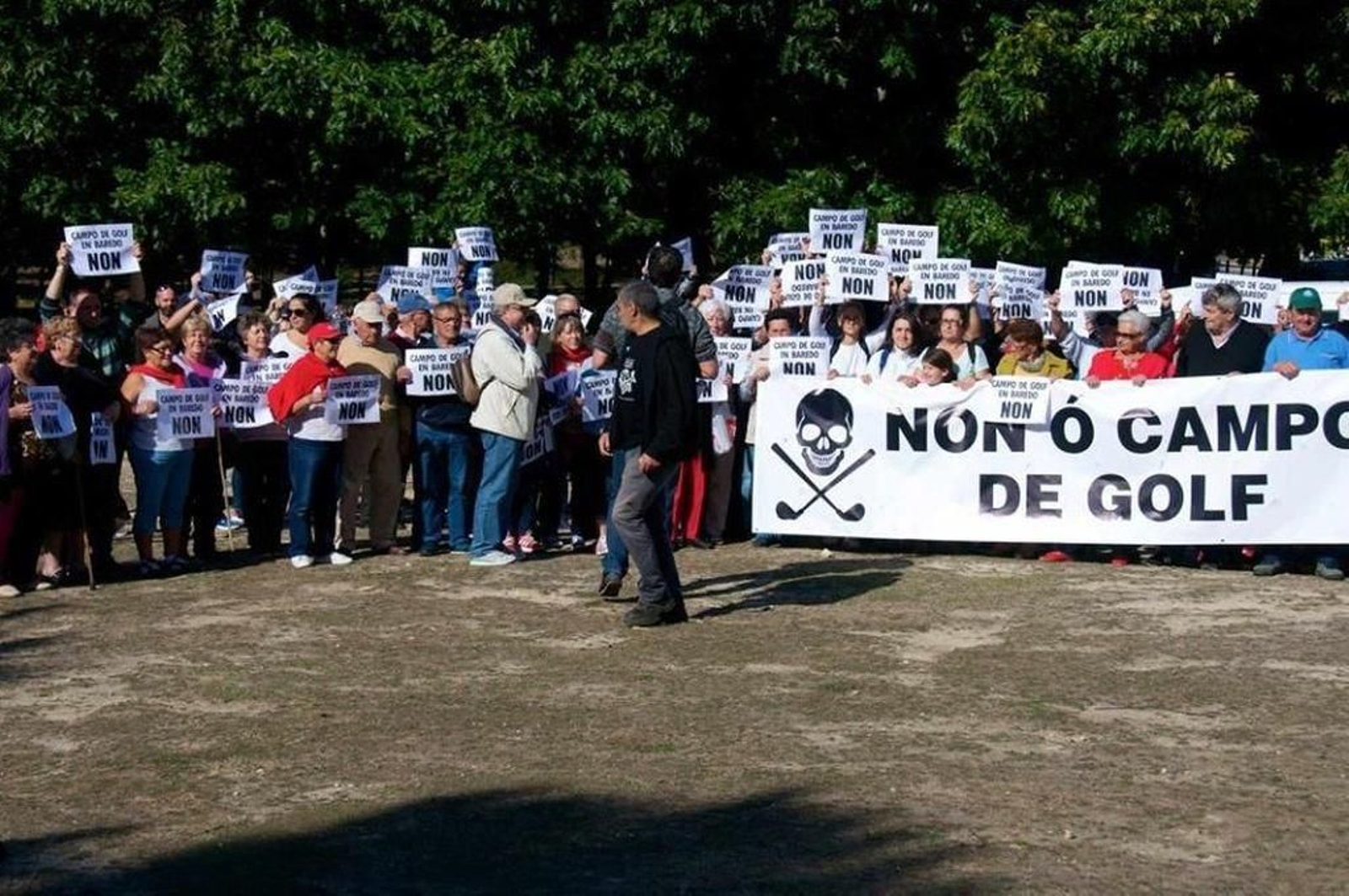El PSOE de Baiona apoya el rechazo de los vecinos de Baredo al campo de golf en los montes de la parroquia.