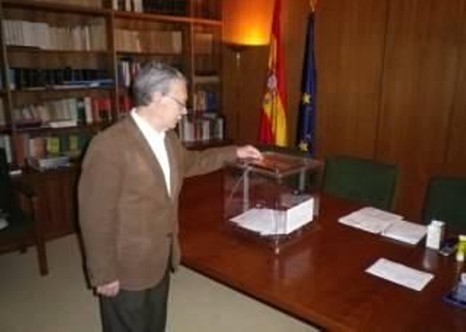 Un español residente en el exterior deposita su papeleta en una urna, en la última cita autonómica del 22-M.