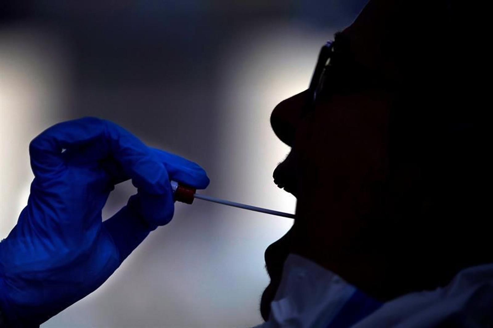 Personal sanitario toma muestras para realizar pruebas de covid-19