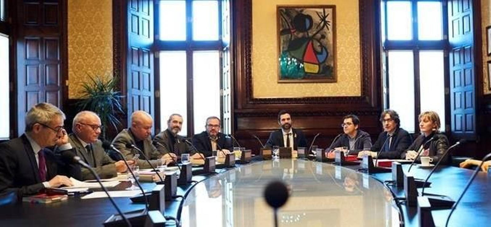 El presidente el Parlament, Roger Torrent (c), preside la Mesa del órgano legislativo reunida para abordar la delegación de voto de los tres diputados presos y los cinco que huyeron a Bélgica