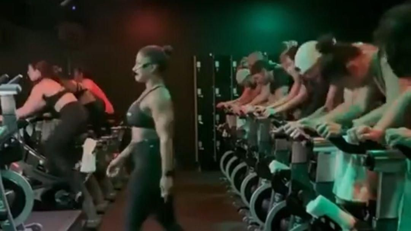 Una clase de spinning en un gimnasio de EEUU.
