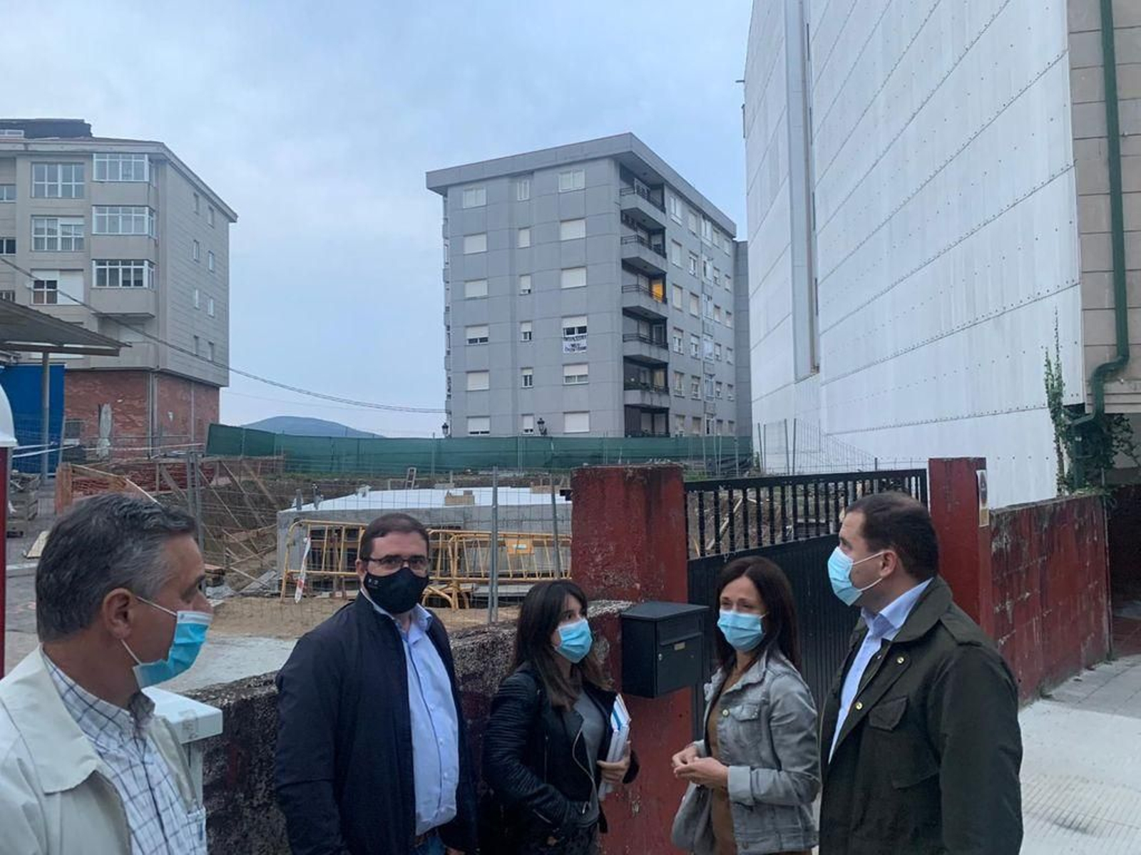 Concejales y diputados provinciales del PP ante las obras de la planta de biomasa.