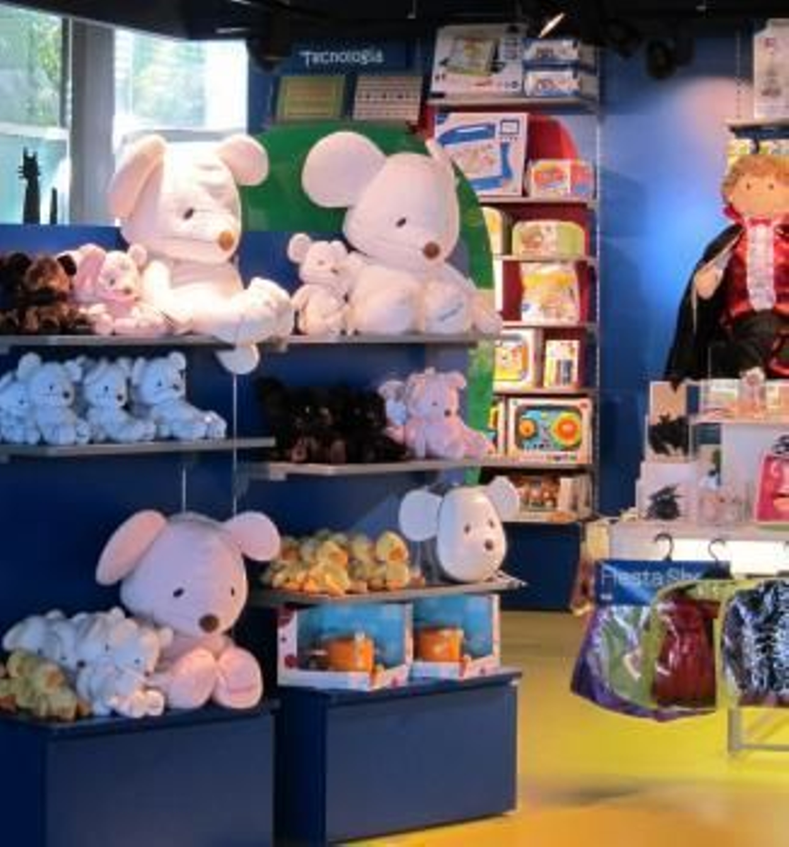 El 45% de los escolares españoles cree que tienen más juguetes, libros y ropa de los que realmente necesitan, según un estudio realizado por Aldeas Infantiles SOS.