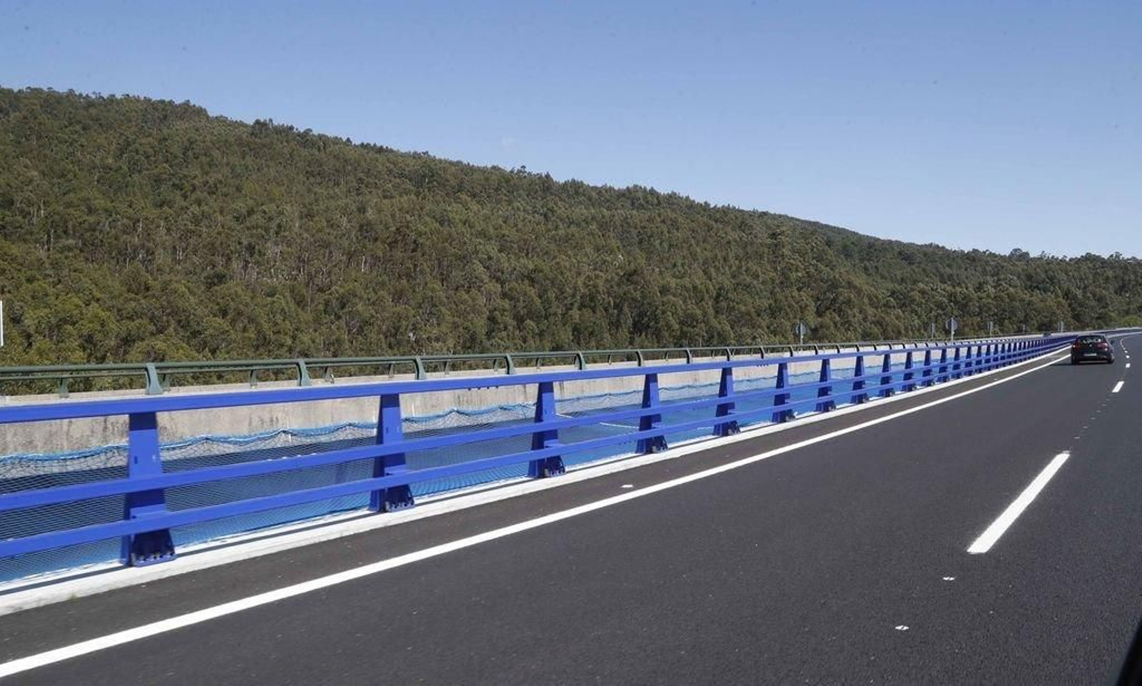 Las redes se han instalado en dos de los tres viaductos de la autovía para evitar caídas.