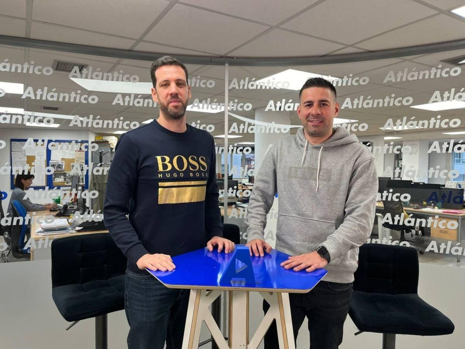 El técnico vigués (i.) y el de Mougás posan sonrientes durante su visita al set de Atlántico.