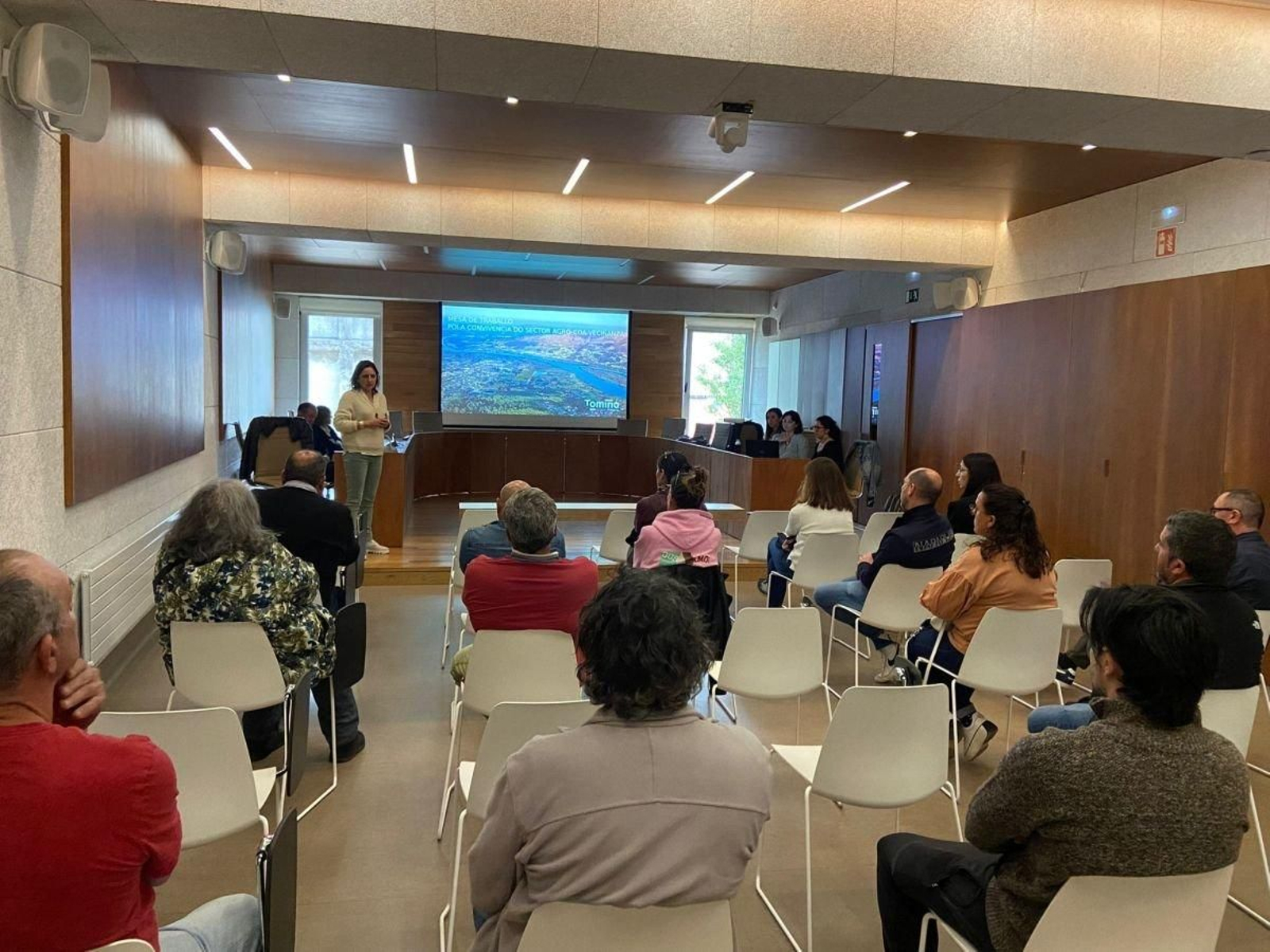 Imagen de una de las rueniones impartidas por el Ayuntamiento sobre la plaga de moscas.