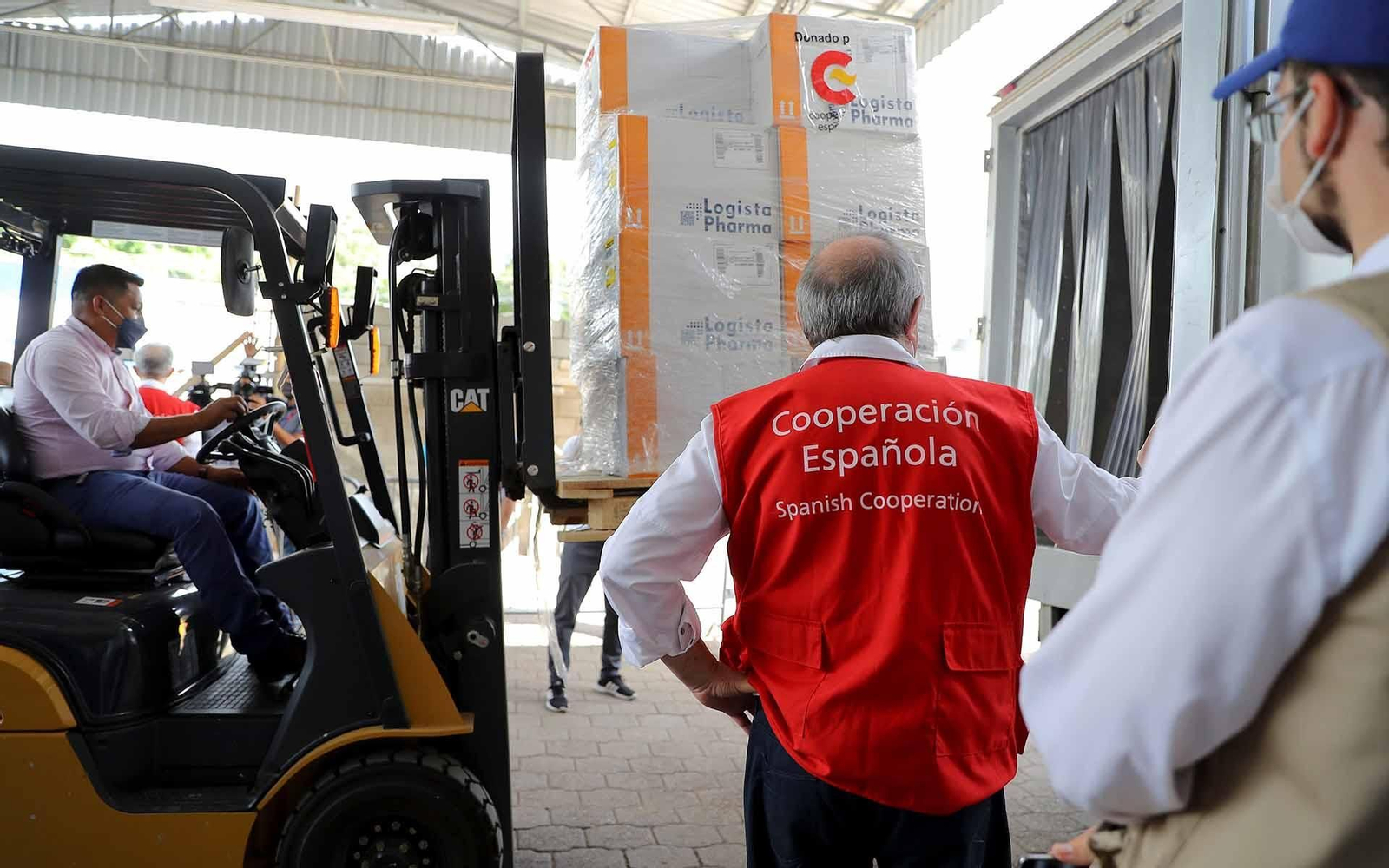 Trabajadores de Salud descargan un lote de vacunas contra la Covid-19, donadas por España. Archivo. .EFE/ Gustavo Amador