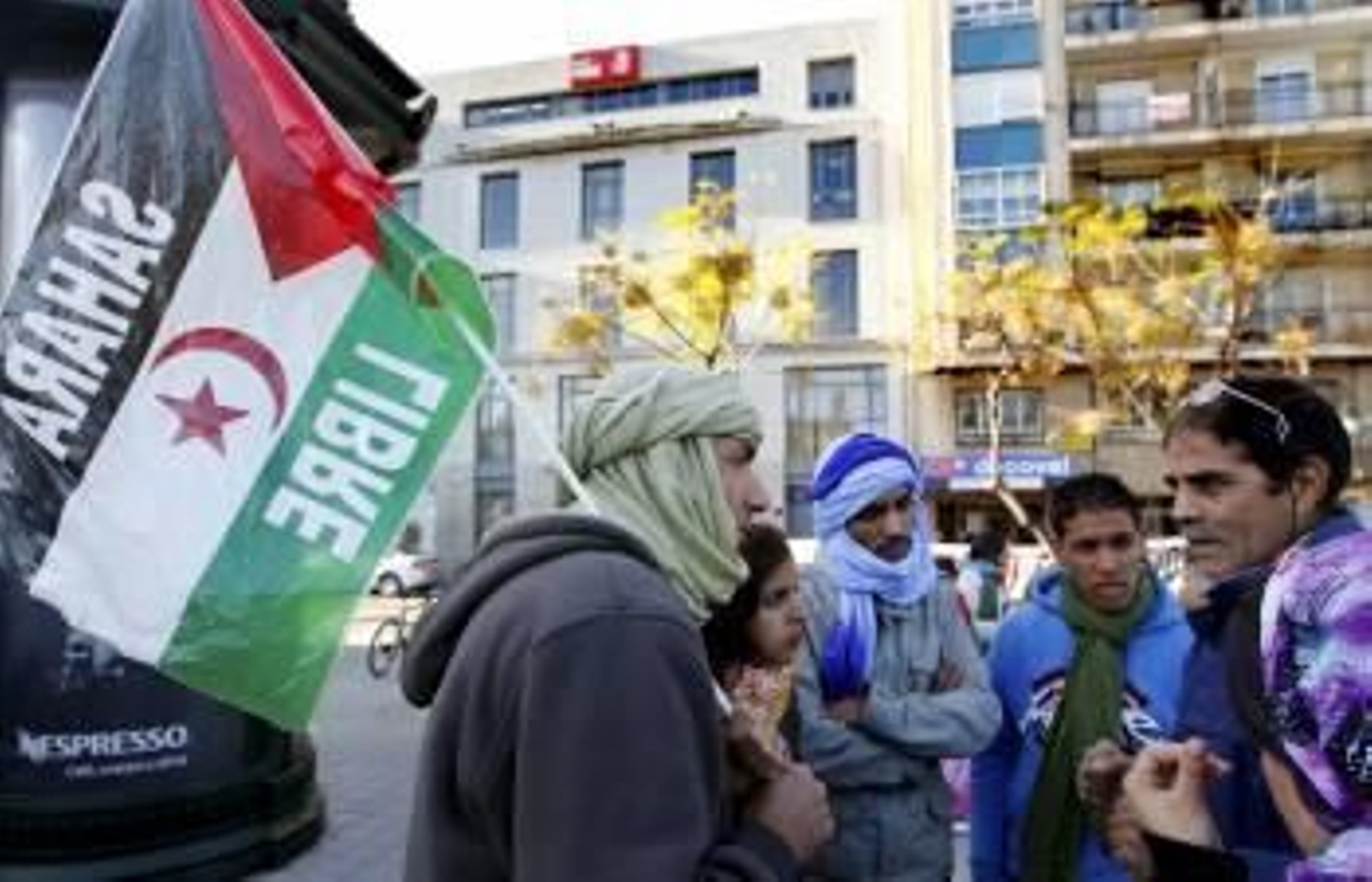 Saharauis ante la sede del PSOE valenciano. (Foto: K Forsterling)