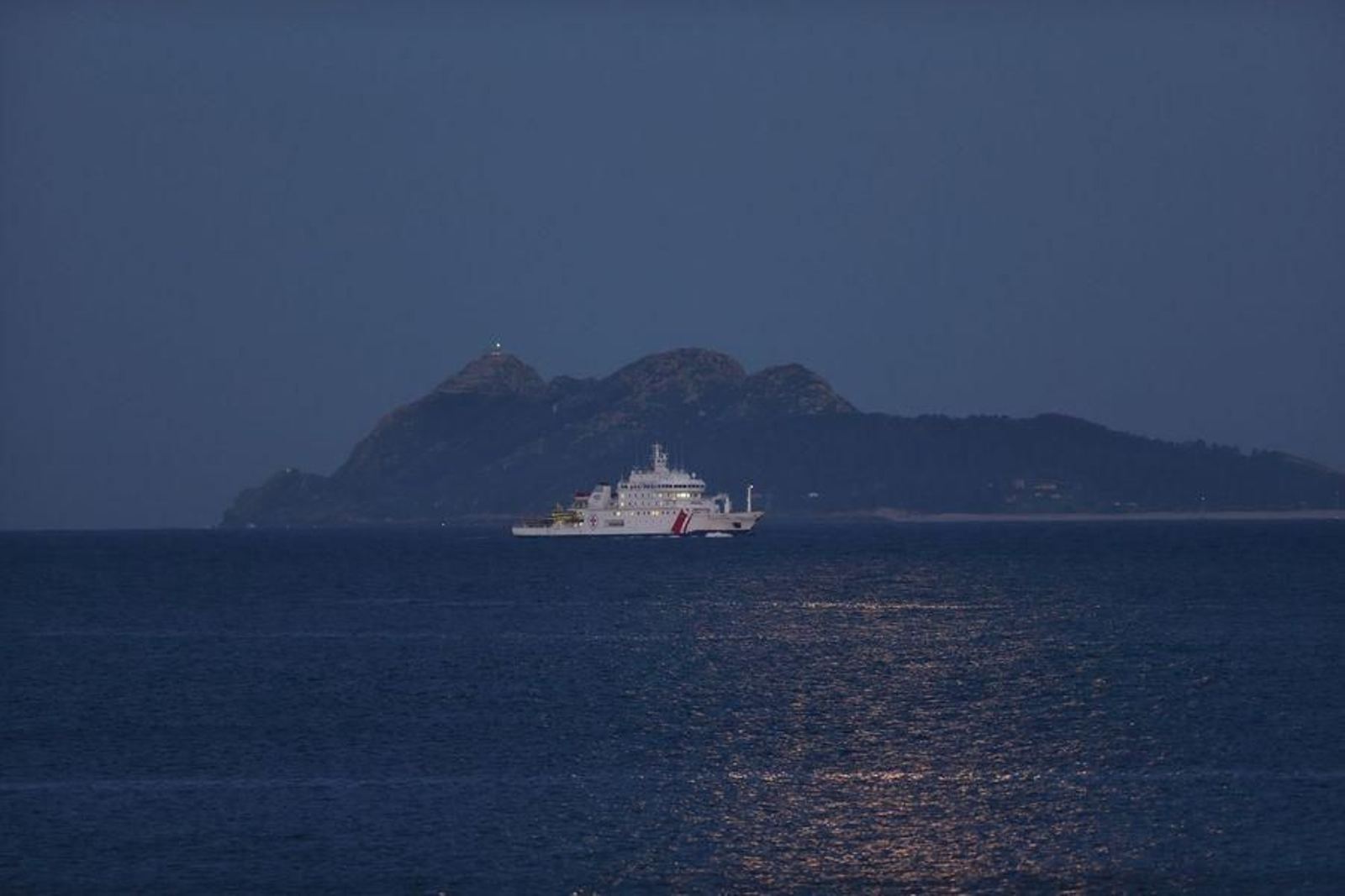 La luna ilumina la ría de Vigo // Alberte