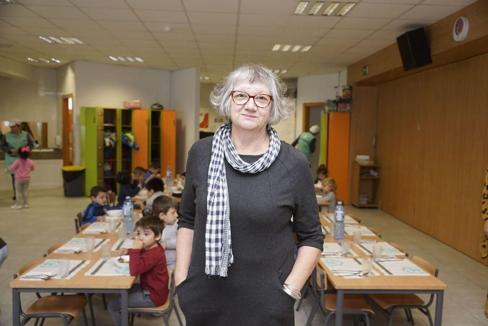La portavoz de Foanpas, Bertila Fernández, en el comedor del CEIP Illas Cíes.