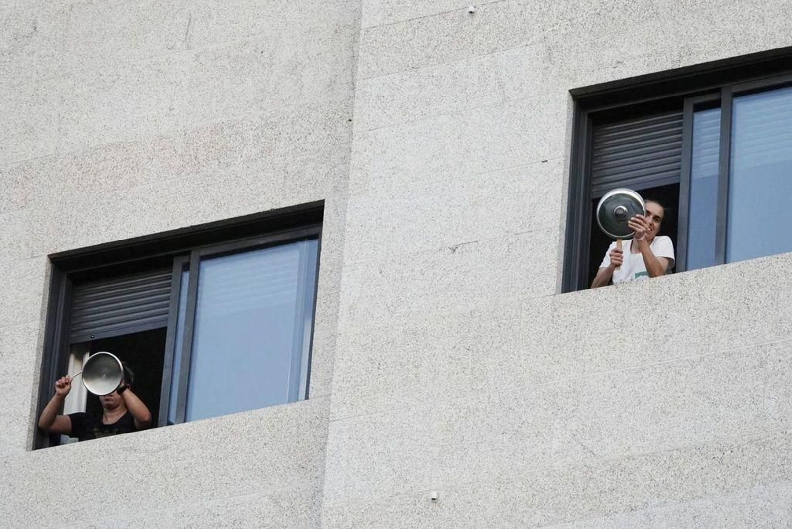 Primer día de caceroladas por la falta de apoyo a los comedores escolares, ayer en Navia.