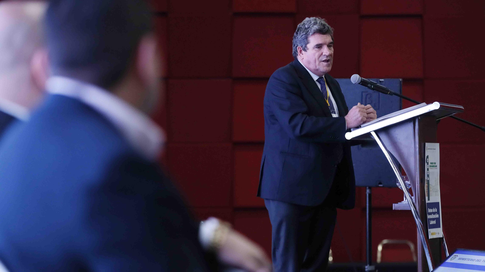 El ministro de Inclusión, Seguridad Social y Migraciones de España, José Luis Escrivá (d) habla en el Foro Iberoamericano Retos de la Formalización Laboral en Bogotá (Colombia). EFE/Carlos Ortega