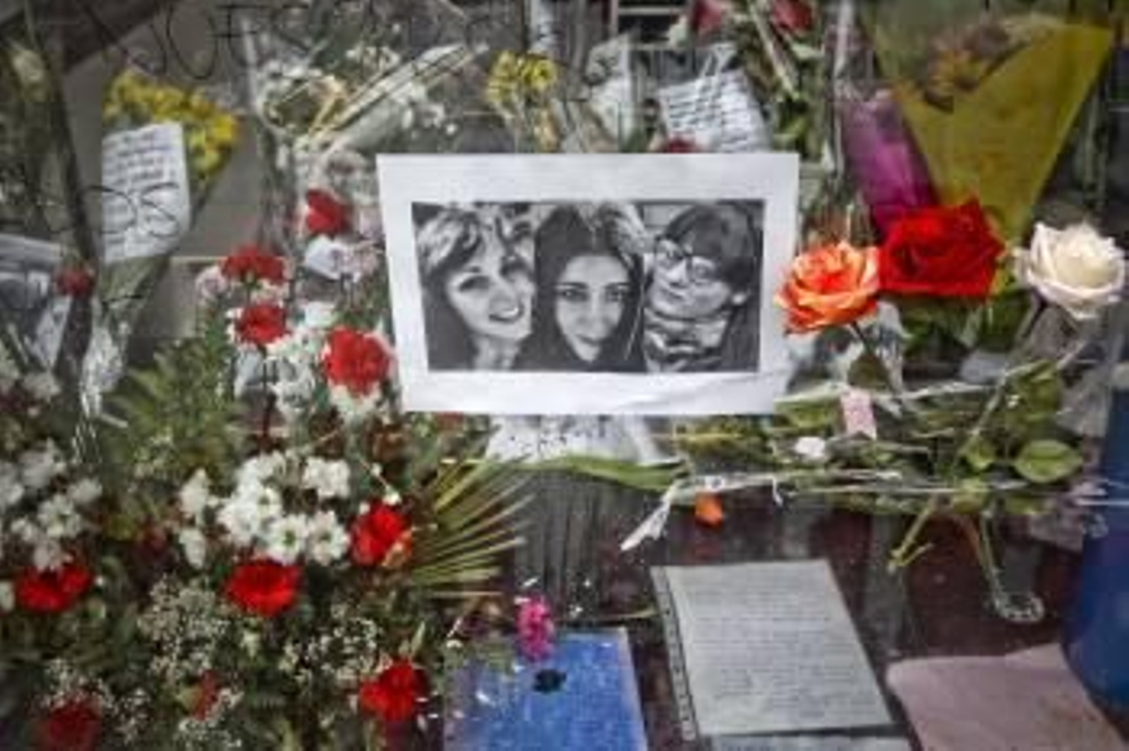 Flores y la fotografía de tres de las jóvenes fallecidas, en el lugar de la tragedia. (Foto: EMILIO NARANJO)